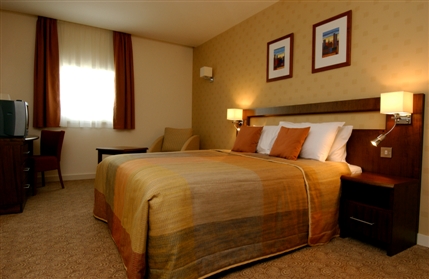 Ramada Hotel & Suites London Docklands - Standard double room with en suite and power shower