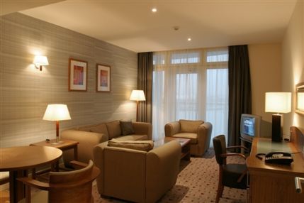 Ramada Hotel & Suites London Docklands - Large lounge, dining and kitchenette facilities in our one bedroom suite rooms