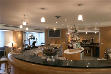 Ramada Hotel & Suites London Docklands - Spacious and contemporary full seated bar situated on the ground floor serving all day food and refreshments