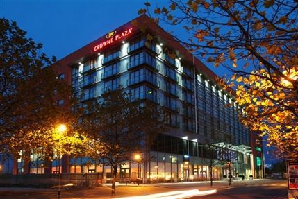 Crowne Plaza London Docklands - HOTEL AT NIGHT
