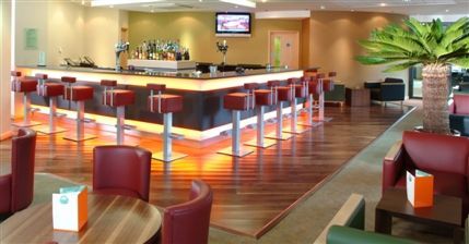 Holiday Inn London Brentford Lock - Sessions... Bar