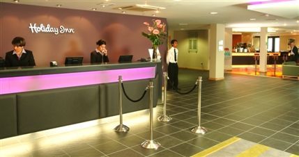 Holiday Inn London Brentford Lock - Reception Lobby