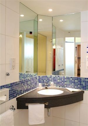 Holiday Inn Express Royal Docks Docklands - Guest Bathroom