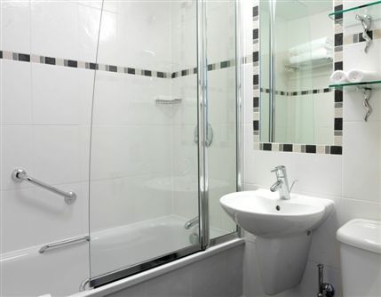 Richmond Hill Hotel - Bedroom Bathroom