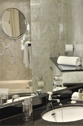 Millennium Hotel London Knightsbridge - Bathroom