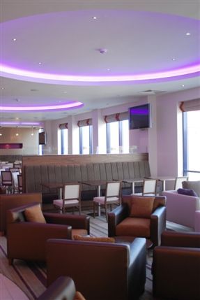Holiday Inn Express London Newbury Park - Bar and Lounge