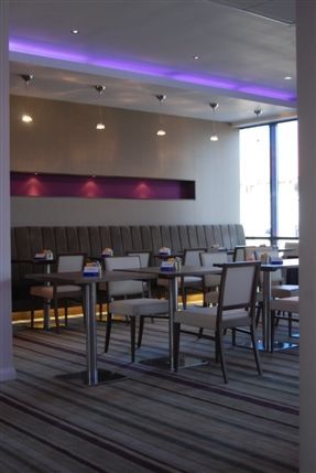 Holiday Inn Express London Newbury Park - Restaurant Open for Breakfast and Dinner