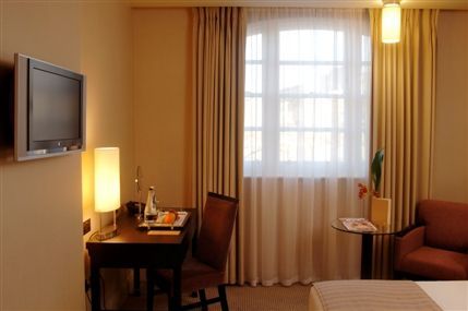 NH Kensington Hotel London - Guest Room
