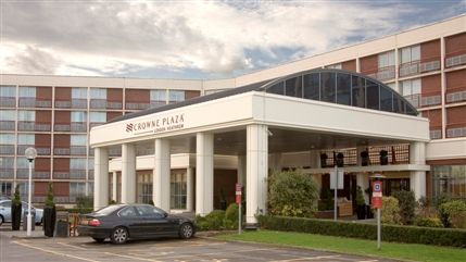 Crowne Plaza London Heathrow - Front entrance with Canopy.