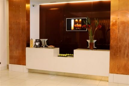 NH Kensington Hotel London - Reception Desk