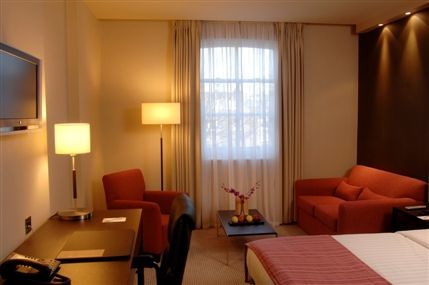 NH Kensington Hotel London - Guest Room