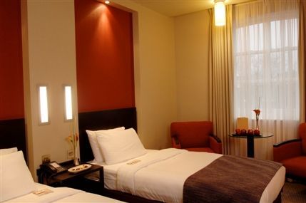 NH Kensington Hotel London - Guest Room