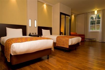NH Kensington Hotel London - Guest Room