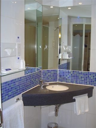 Holiday Inn Express London Newbury Park - Bathroom with powershower