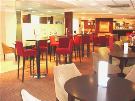 Holiday Inn Express London Stansted Airport - Bar/Lounge