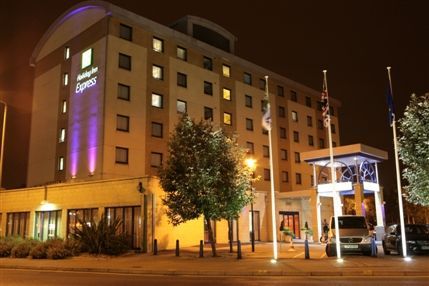 Holiday Inn Express Wandsworth - Exterior by Night