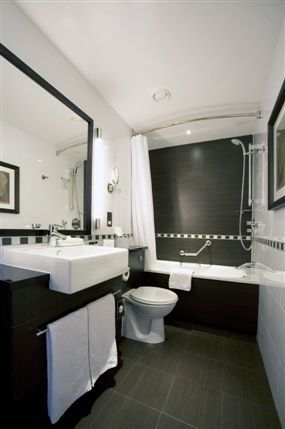 Crowne Plaza London Gatwick Airport - Guest Bathroom