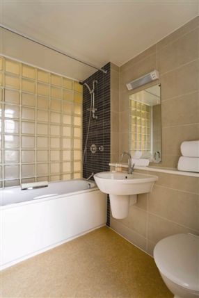Dolphin House Serviced Apartments - Bathroom