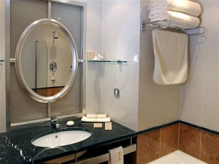 The Courthouse Hotel - Bathroom