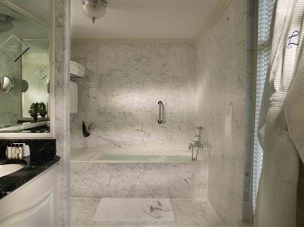 Landmark London Hotel - Deluxe Room Bathroom