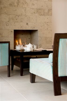 Menzies Chequers Hotel London Gatwick - Tea in the Lobby