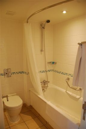 Holiday Inn London Bloomsbury - A Guest Bathroom