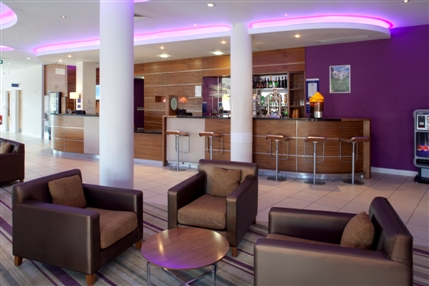 Holiday Inn Express London Newbury Park - Bar and Lounge