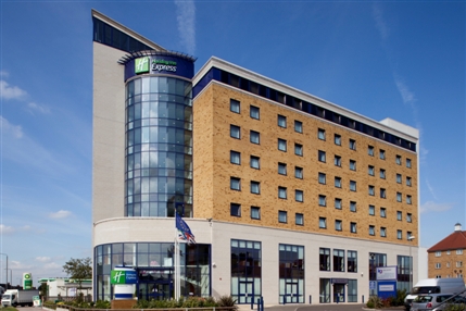 Holiday Inn Express London Newbury Park - Exterior