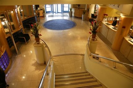 Sandman Signature London Gatwick Hotel - Lobby