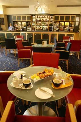 Sandman Signature London Gatwick Hotel - Bar Lounge