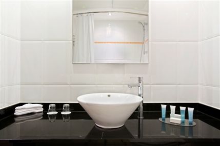 Hilton London Gatwick Airport - Bathroom