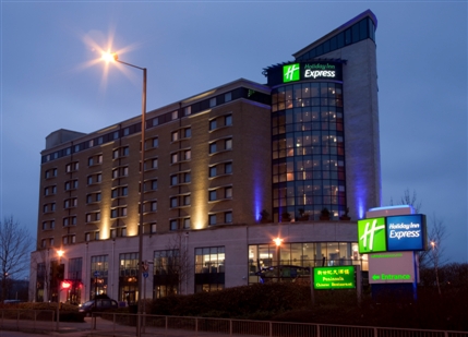 Holiday Inn Express London Greenwich - Exterior by Night