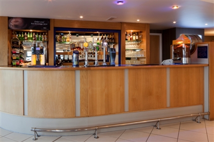 Holiday Inn Express London - Luton Airport - Bar