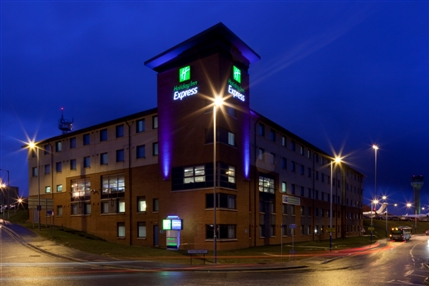 Holiday Inn Express London - Luton Airport - Exterior by Night