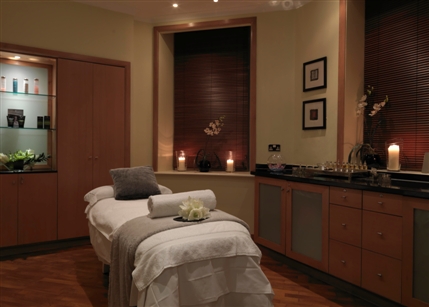Taj 51 Buckingham Gate, Suites and Residences London - Spa Treatment Room