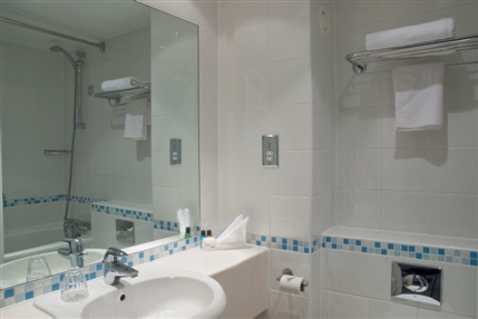 Holiday Inn London Gatwick Airport - Bathroom