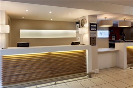 Holiday Inn Express London-Croydon - Front Desk
