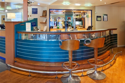 Holiday Inn Express Wimbledon South - Lobby Bar
