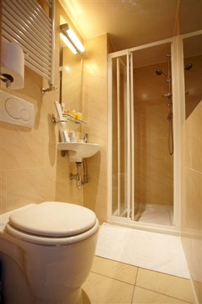 Studios2Let Apartments Cartwright Gardens - Bathroom