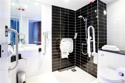 Holiday Inn Express London-City - Accessible Bathroom