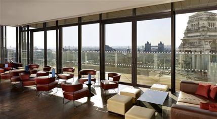 DoubleTree by Hilton Tower of London - Skylounge Bar: Overlooking Tower Bridge