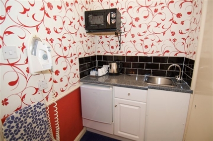 Hadleigh Hotel London - Kichenette (available in larger rooms)
