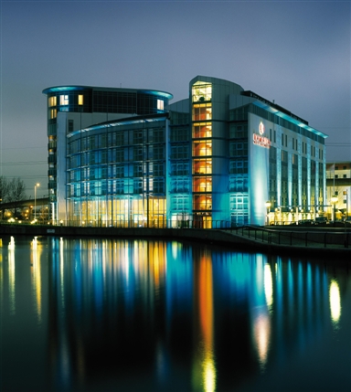 Ramada Hotel & Suites London Docklands - Panoramic night view of Ramada Hotel and Suites London Docklands