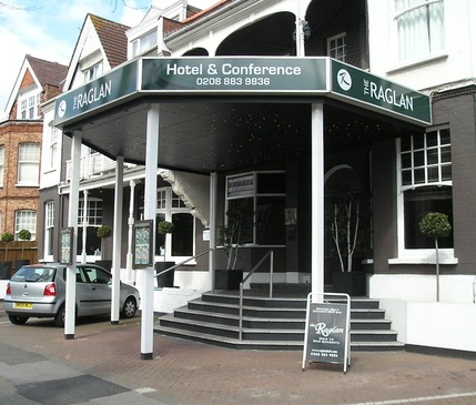 The Raglan Hotel - Entrance