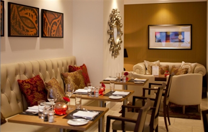 Jumeirah Lowndes Hotel London - Enjoy a coffee, cocktail or a meal with friends at Lowndes Bar & Kitchen