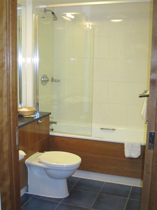 Quality Hotel Wembley London - Bathroom