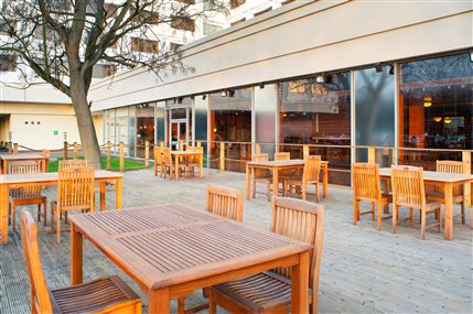 Holiday Inn London Heathrow M4, JCT4 - Spotrs Bar Courtyard