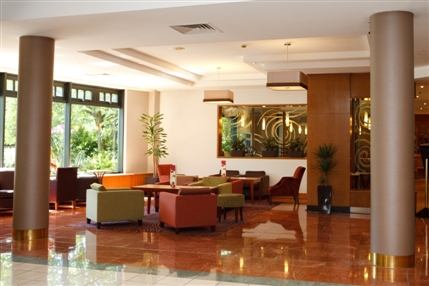 Jurys Inn Islington Hotel - Reception Area
