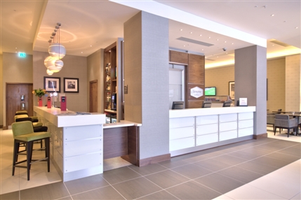 Hampton by Hilton London Croydon - Reception and Bar