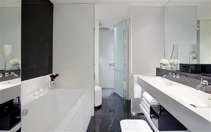 ME London - Chic Suite Bathroom